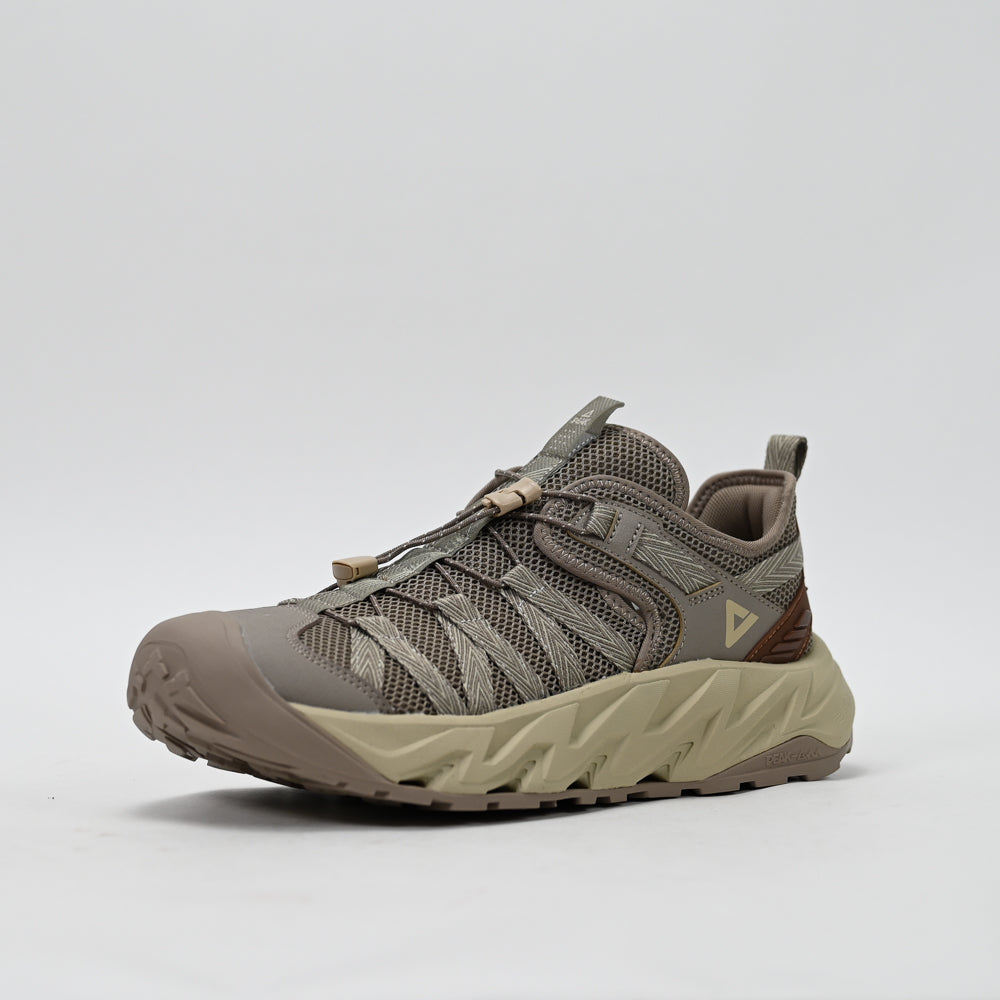 PEAK FOOTWEAR