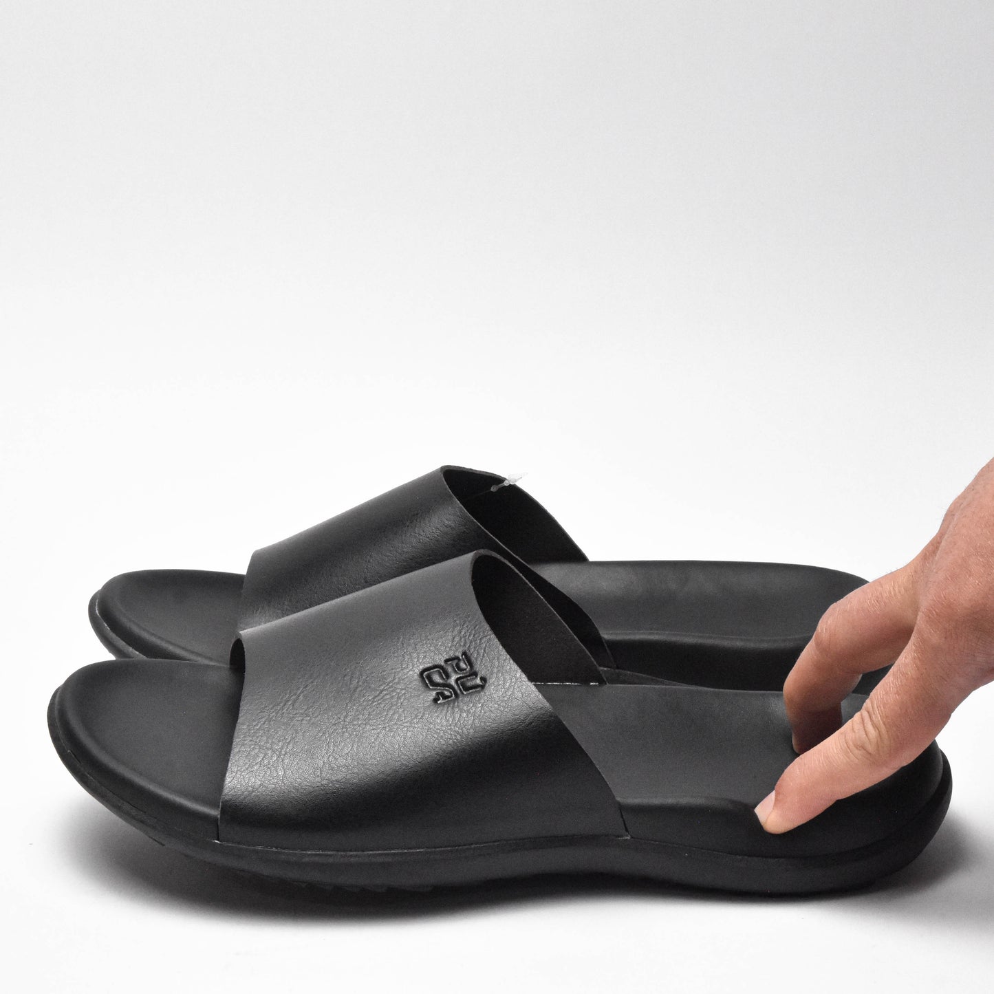 PUCA SLIPPERS CRATER BLACK.   10933