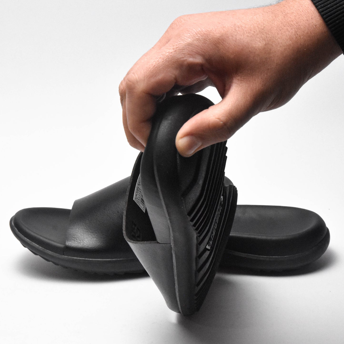 PUCA SLIPPERS CRATER BLACK.   10933